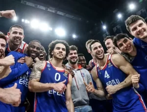 Anadolu Efes evinde galip geldi