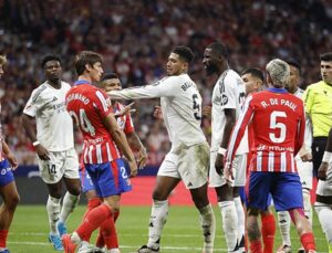 Atletico Madrid – Real Madrid derbisinde saha karıştı! Hakem oyuncuları soyunma odasına gönderdi