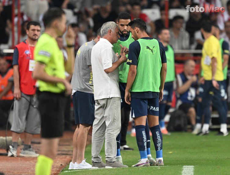 FENERBAHÇE HABERİ: Ömer Üründül'den çarpıcı Mourinho yorumu! "Kulübede maçı izleme şekli..."